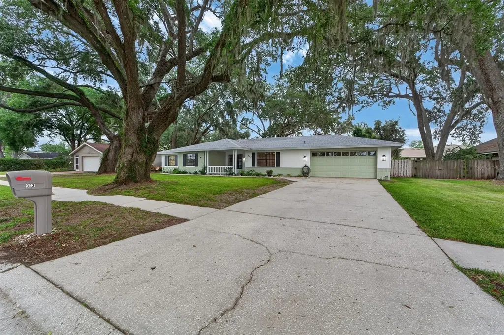 903 Old Darby Street Seffner FL 33584