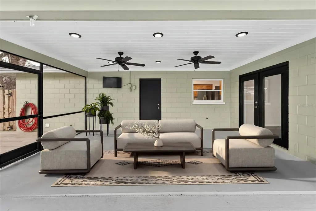 903 Old Darby Street Seffner FL 33584
