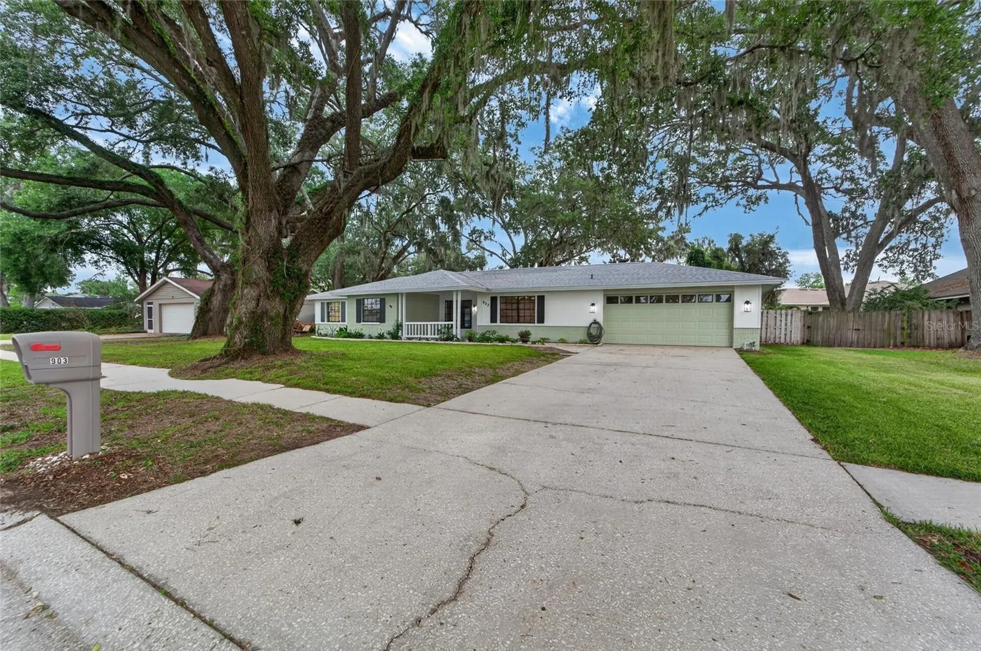 903 Old Darby Street Seffner FL 33584