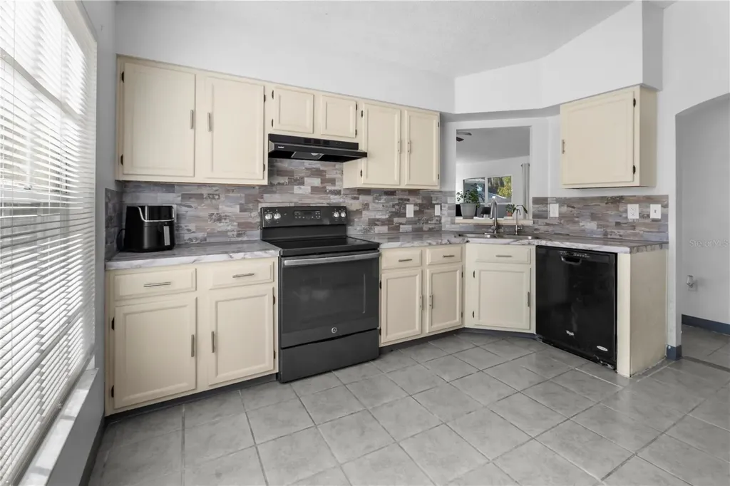 11852 Lark Song Loop Riverview FL 33579