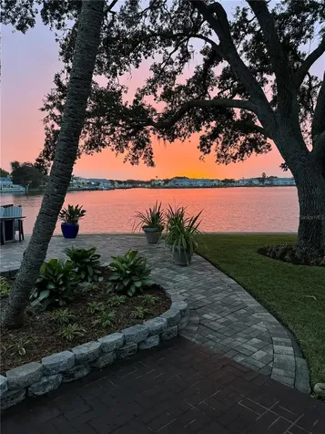 4838 Paradise Way S St Petersburg FL 33705