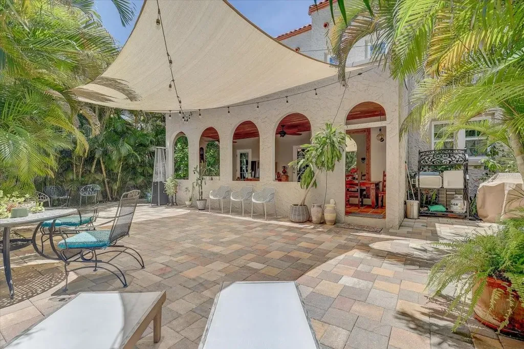 325 49th Street N St Petersburg FL 33710