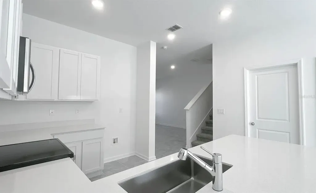 2562 Skyline Loop Kissimmee FL 34758