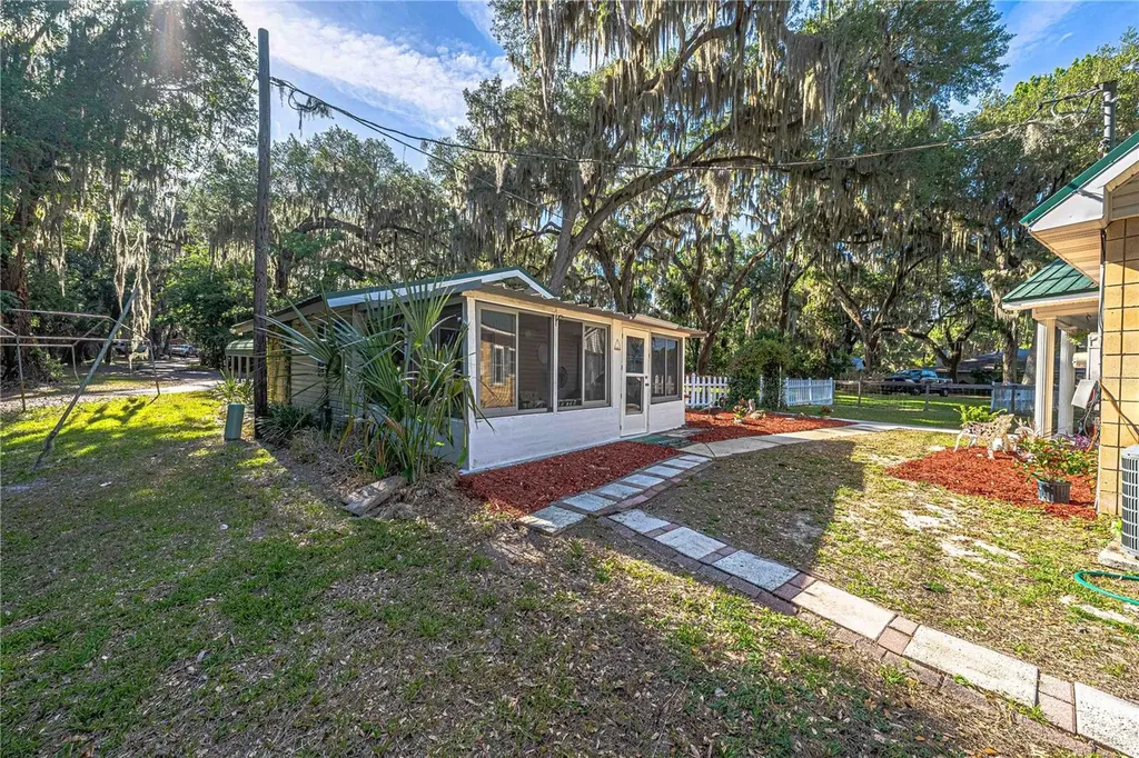 11690 SE 132nd Street Road Ocklawaha FL 32179