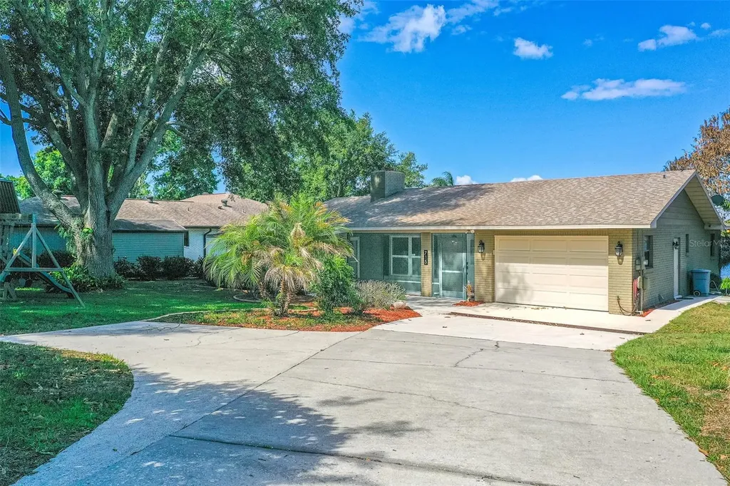 715 S Lakeside Terrace Eagle Lake FL 33839