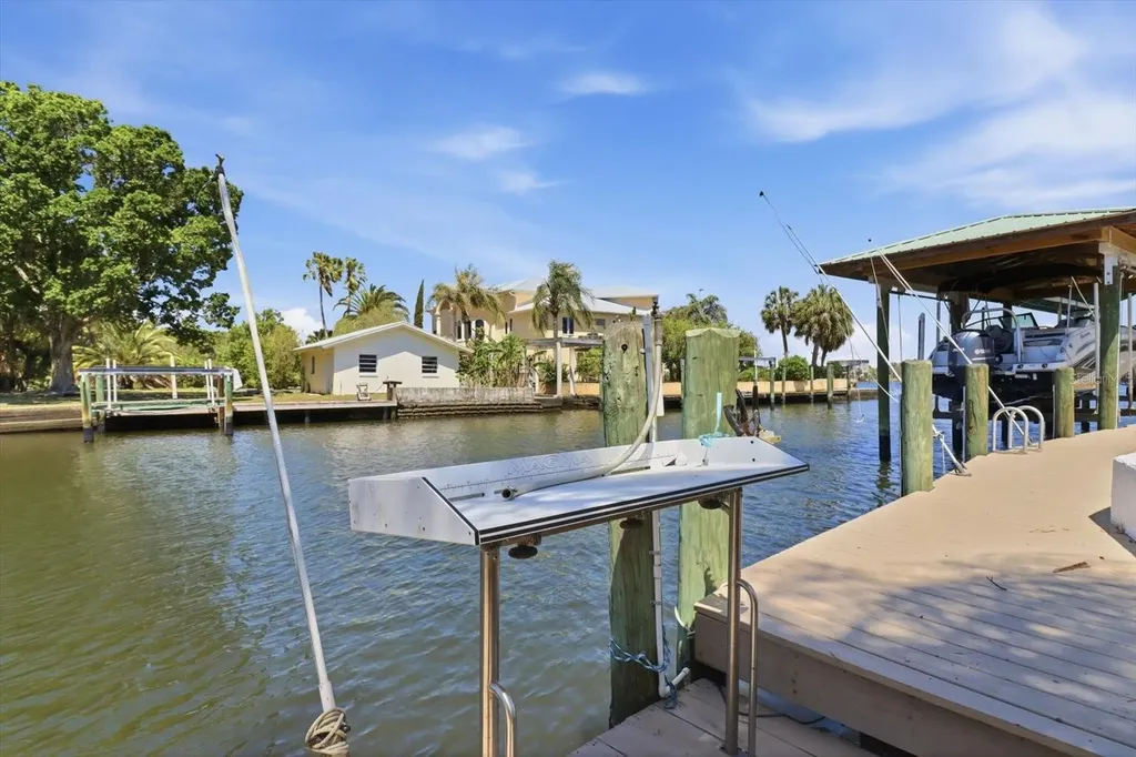 2882 N Comanche Point Crystal River FL 34429