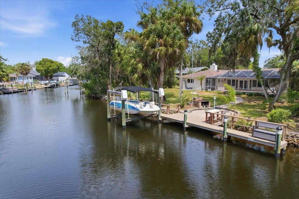 2882 N Comanche Point Crystal River FL 34429