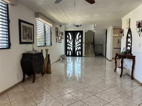 Sb 30 La Mansion Catano PR 00962