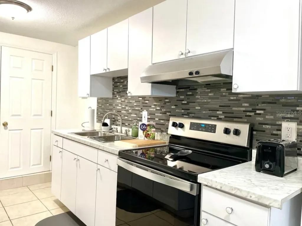 2575 S Himes Avenue Tampa FL 33629
