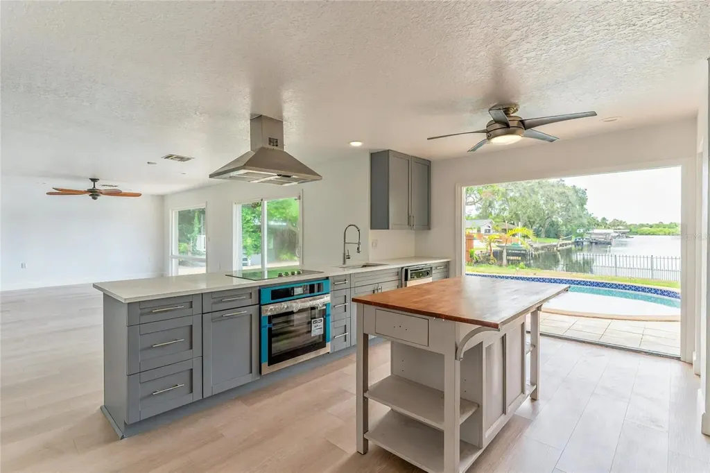 3225 Rosery Road NE Largo FL 33771