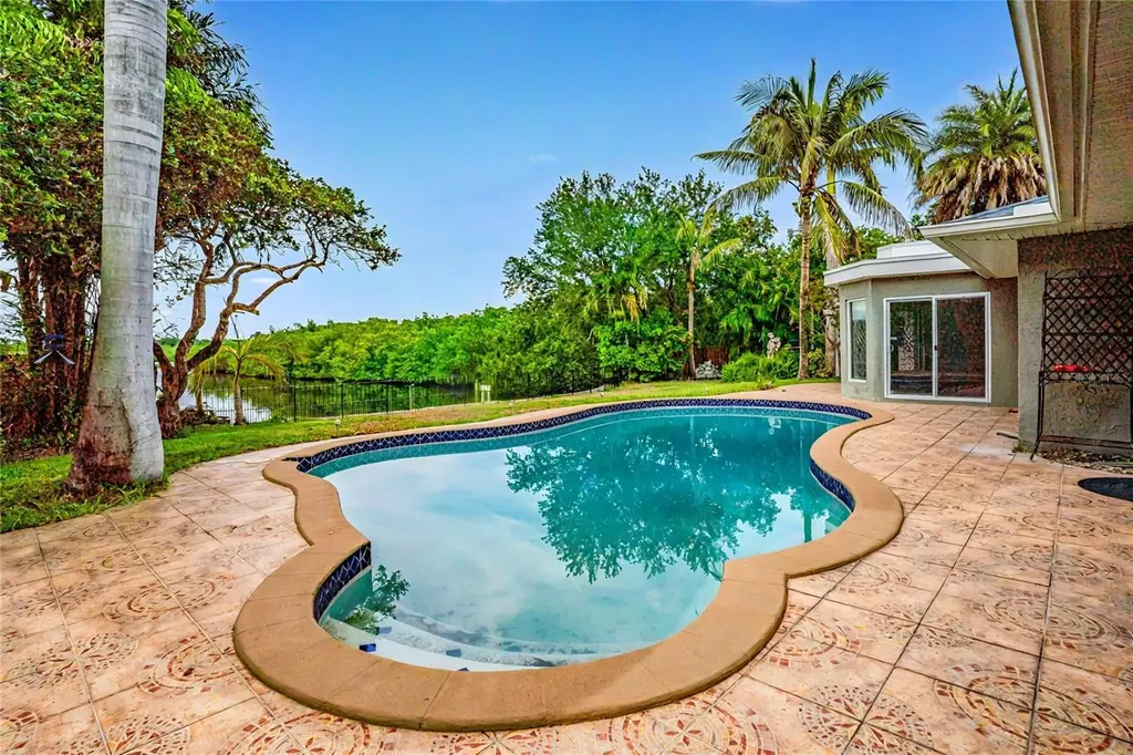 3225 Rosery Road NE Largo FL 33771