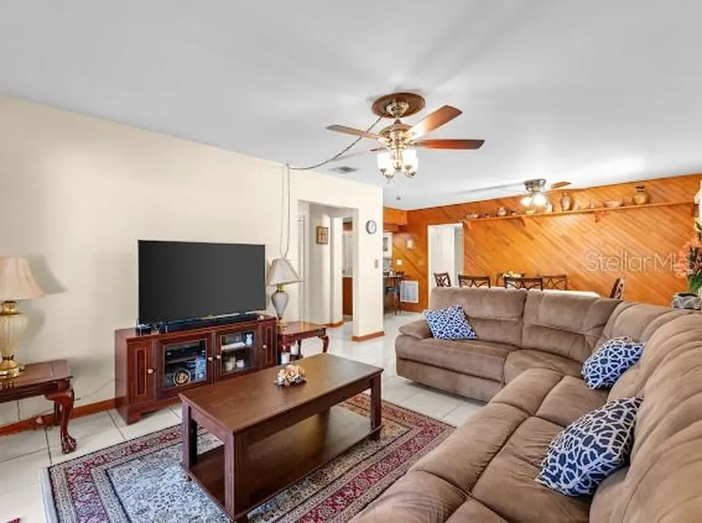 7806 N Gomez Avenue Tampa FL 33614