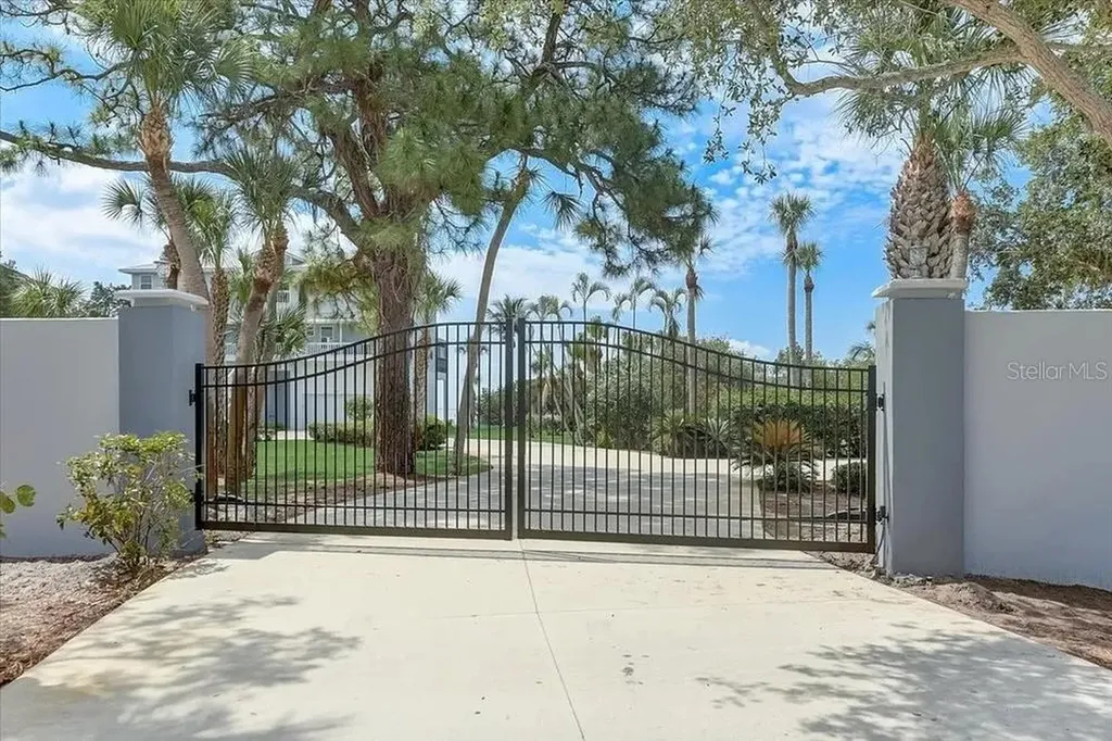 2424 Bay Drive Bradenton FL 34207