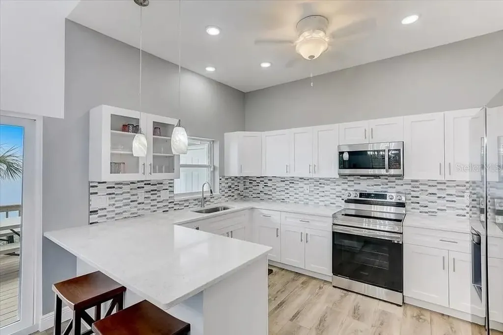 2424 Bay Drive Bradenton FL 34207