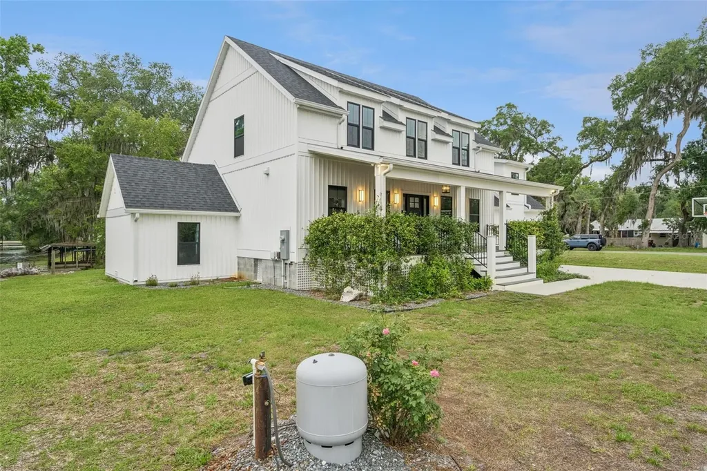 4777 Cr 306a Lake Panasoffkee FL 33538