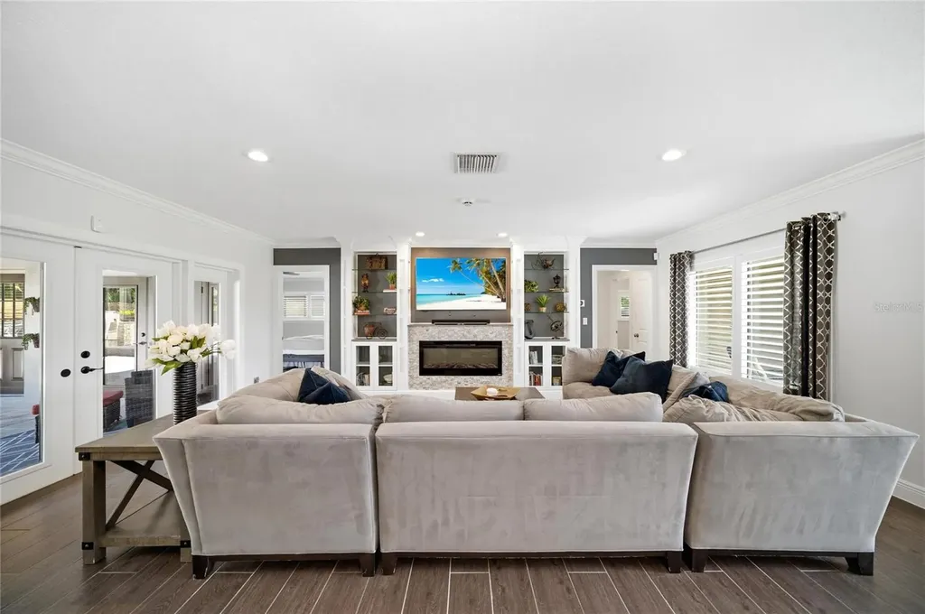 6129 Leeland Street S St Petersburg FL 33715