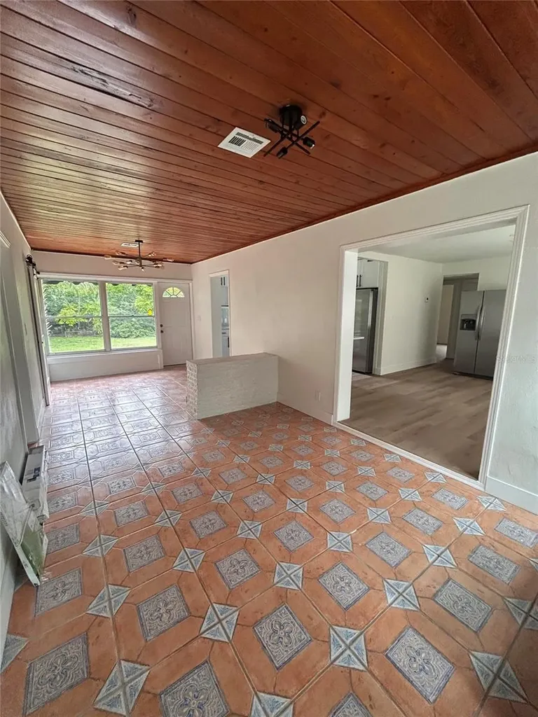10206 N Oakleaf Avenue Tampa FL 33612