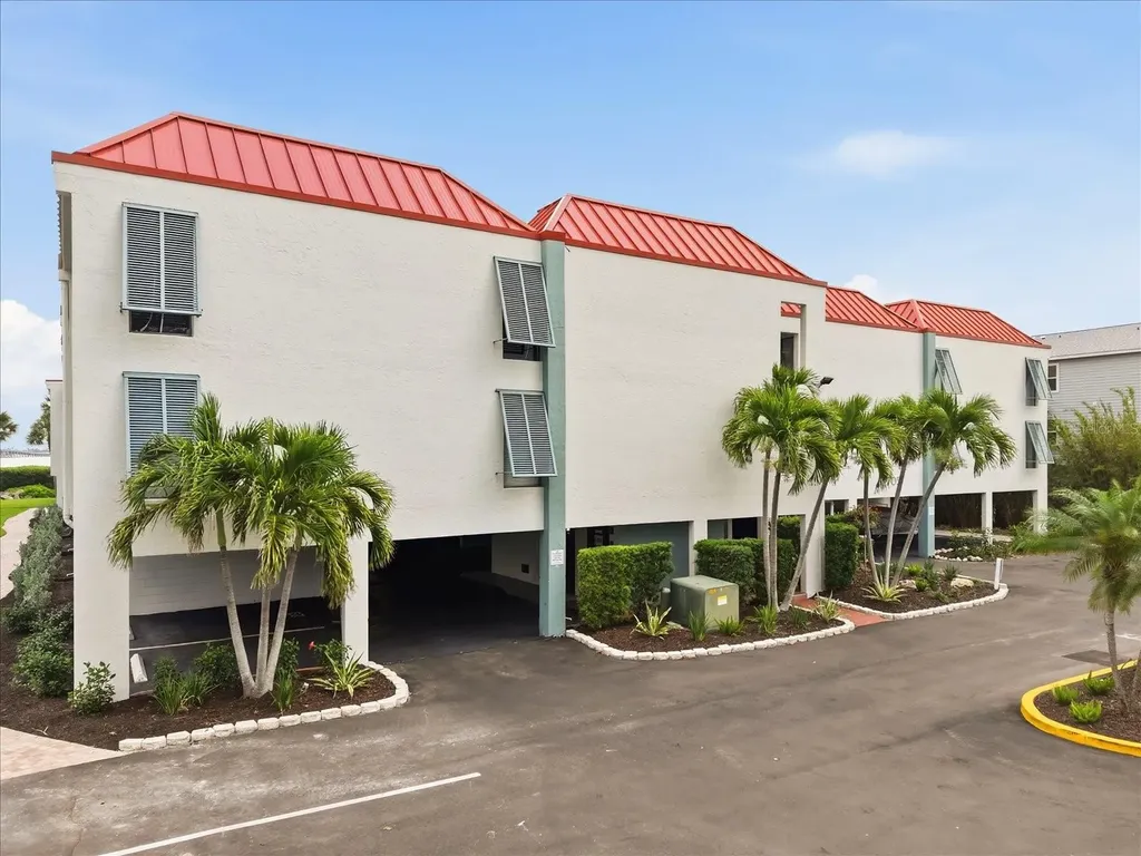 3705 E Bay Drive Holmes Beach FL 34217