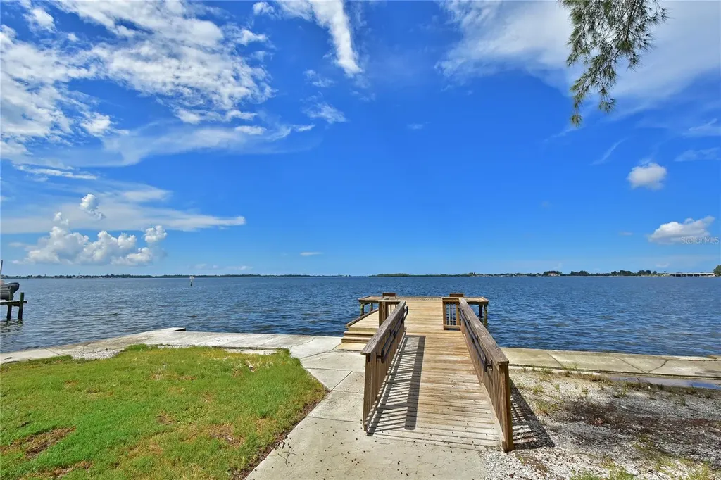 3705 E Bay Drive Holmes Beach FL 34217