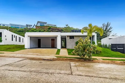 238 Urb. Monteazul Guaynabo PR 00971