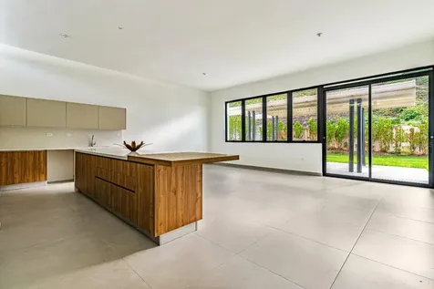 238 Urb. Monteazul Guaynabo PR 00971