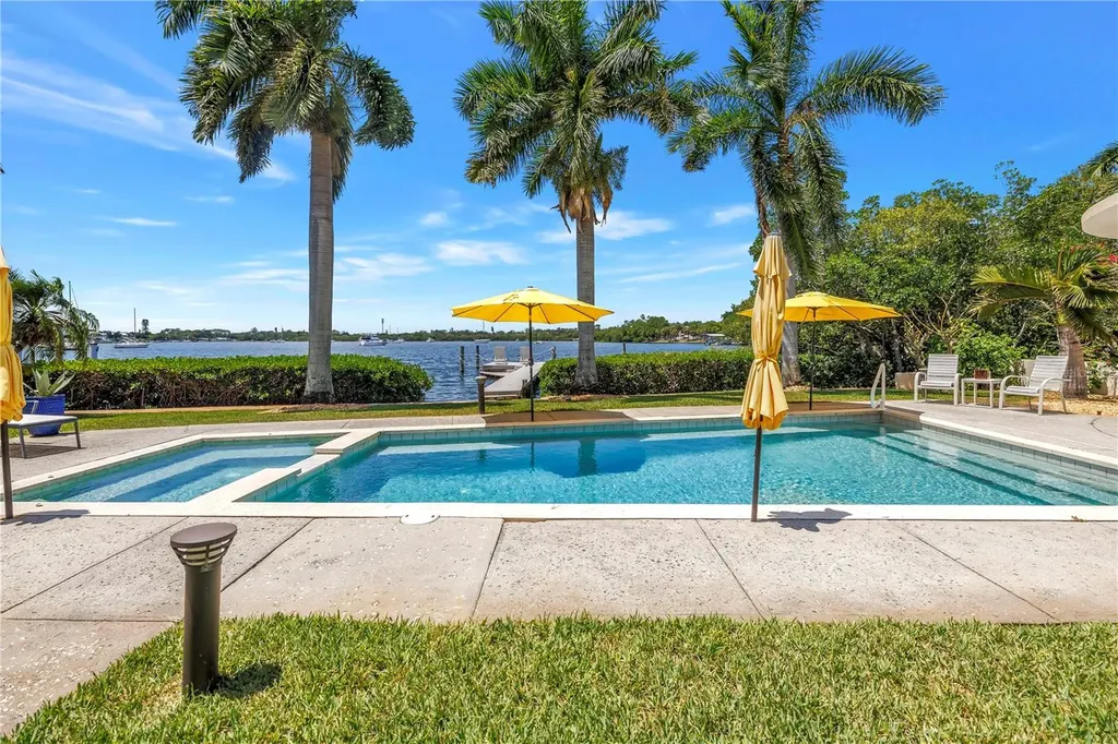 2781 Bayside Drive S St Petersburg FL 33705