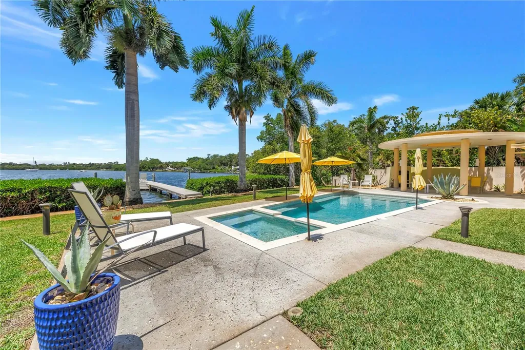 2781 Bayside Drive S St Petersburg FL 33705