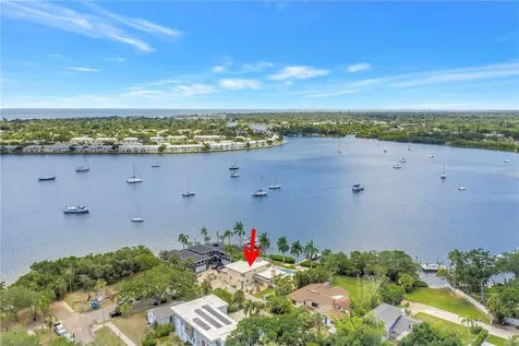2781 Bayside Drive S St Petersburg FL 33705