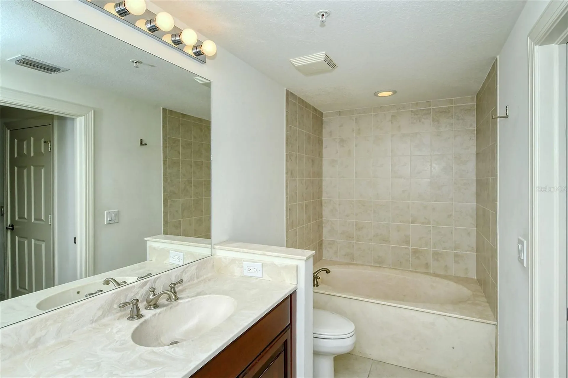 800 N Tamiami Trail Sarasota FL 34236