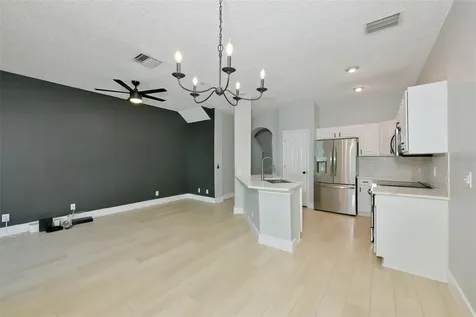 671 Vallance Way NE St Petersburg FL 33716