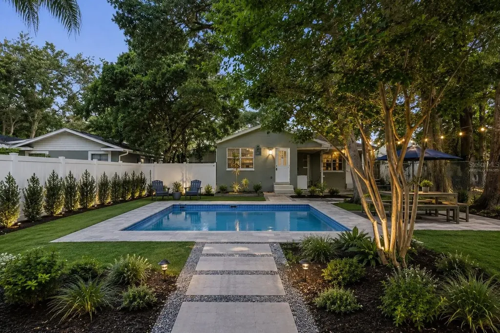 2013 E Henry Avenue Tampa FL 33610