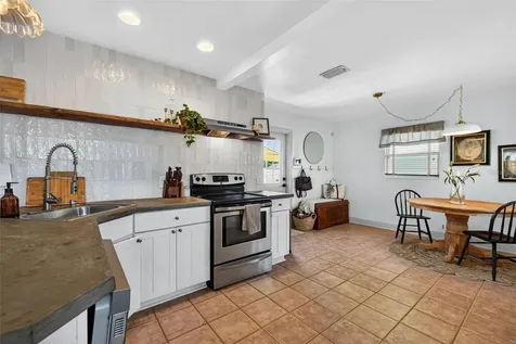 539 36th Avenue N St Petersburg FL 33704