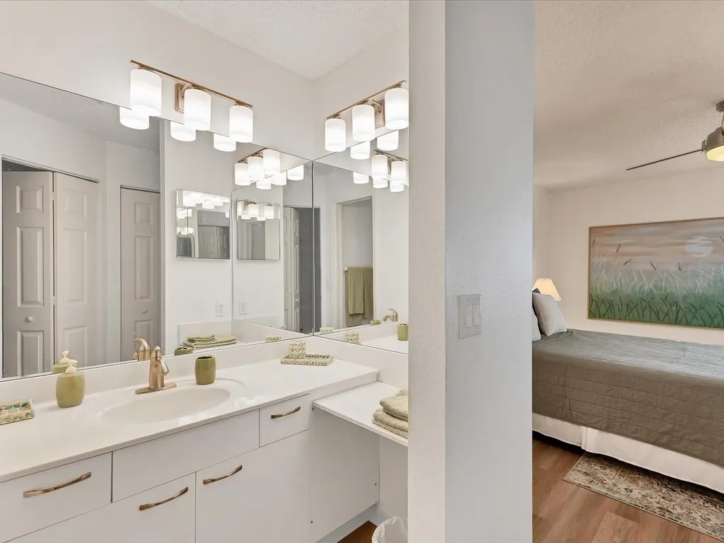 3607 E Bay Drive Holmes Beach FL 34217