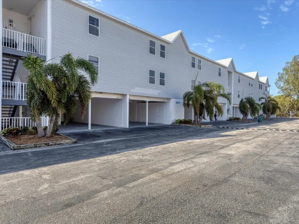 3607 E Bay Drive Holmes Beach FL 34217