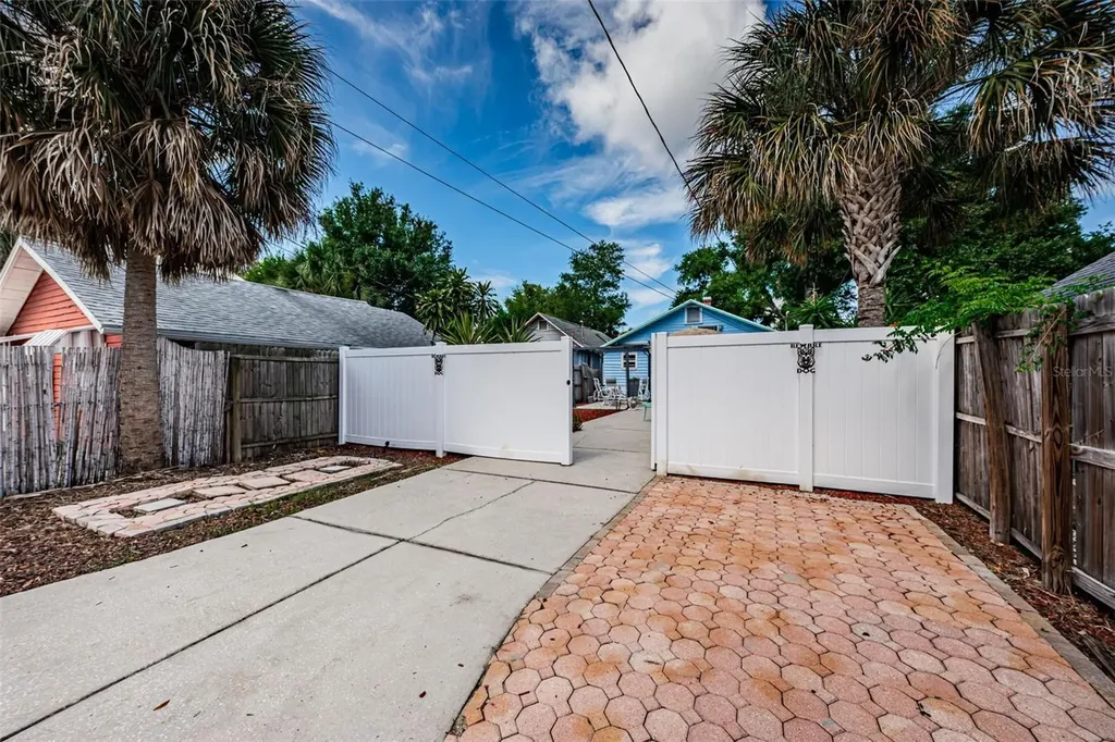 547 15th Street N St Petersburg FL 33705