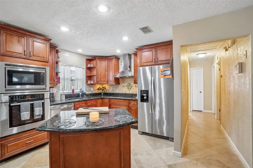 2220 Whitney Place Valrico FL 33594