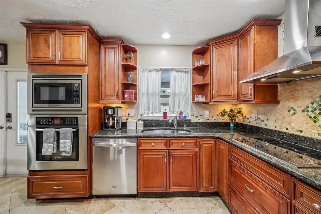 2220 Whitney Place Valrico FL 33594