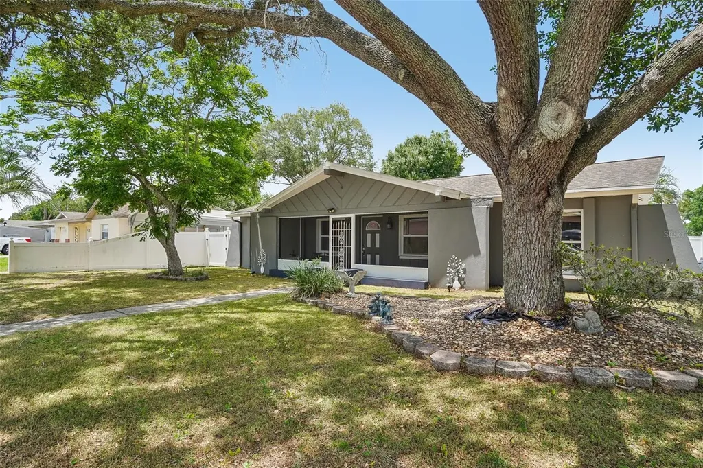 2220 Whitney Place Valrico FL 33594