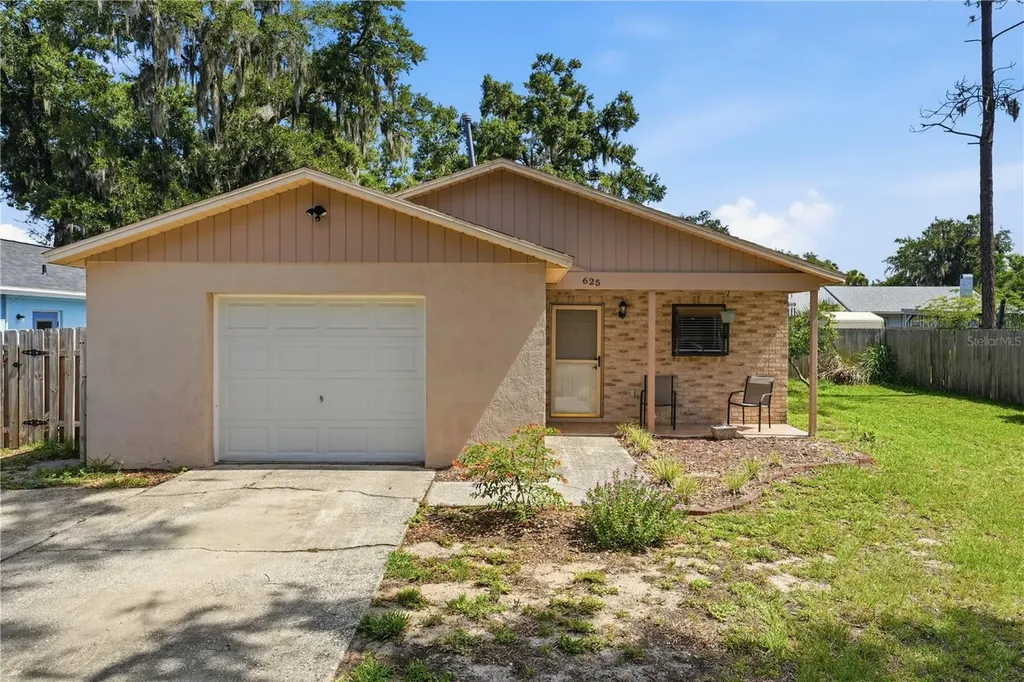 625 E 8th Avenue Mount Dora FL 32757