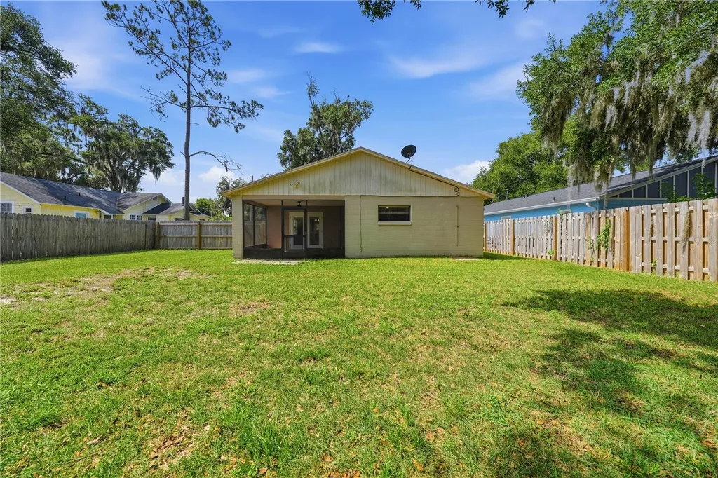 625 E 8th Avenue Mount Dora FL 32757