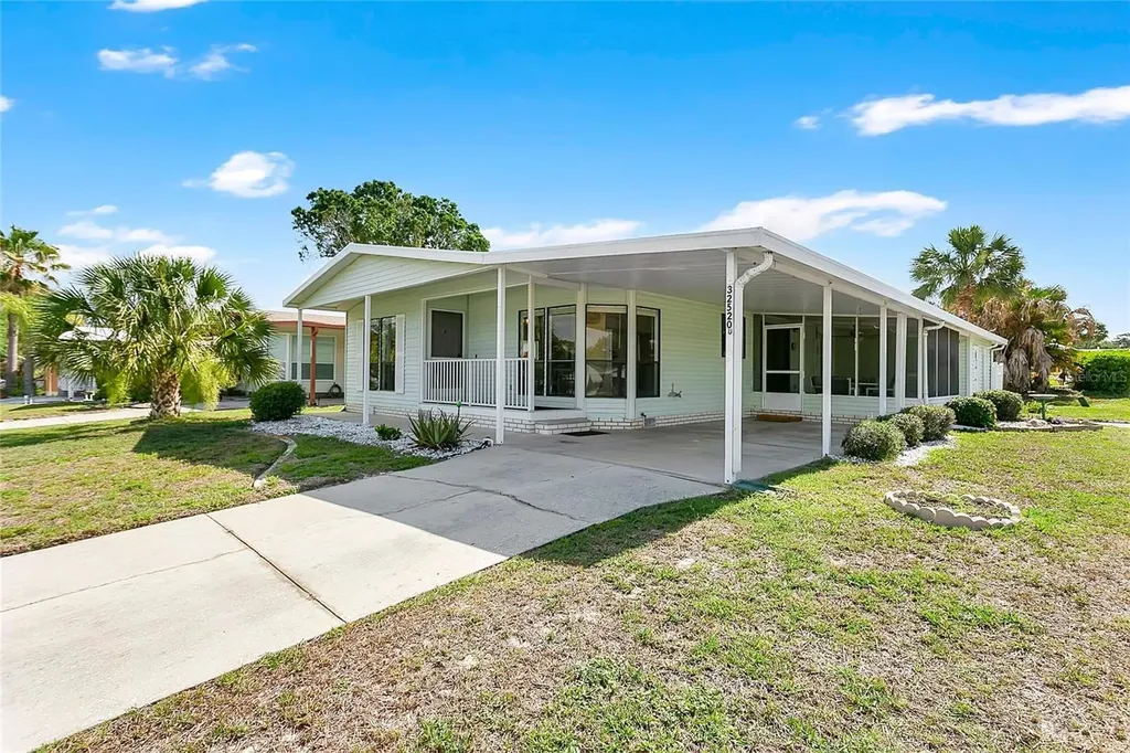 32520 W Golf Court Leesburg FL 34748