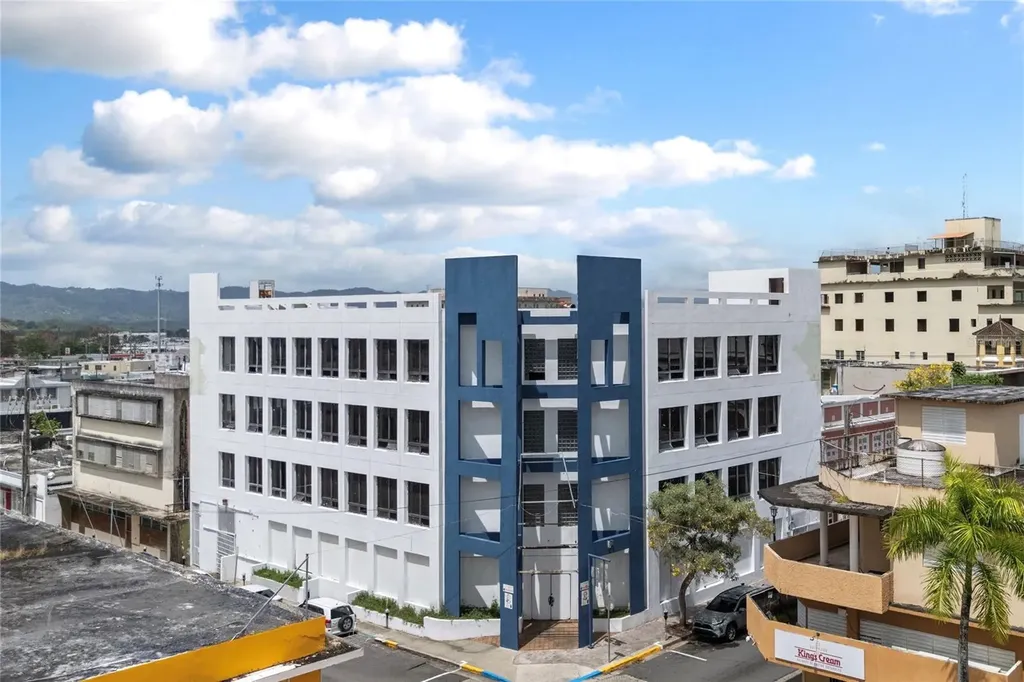 48 Esquina Corchado Y Ruiz Belvis Caguas PR 00725