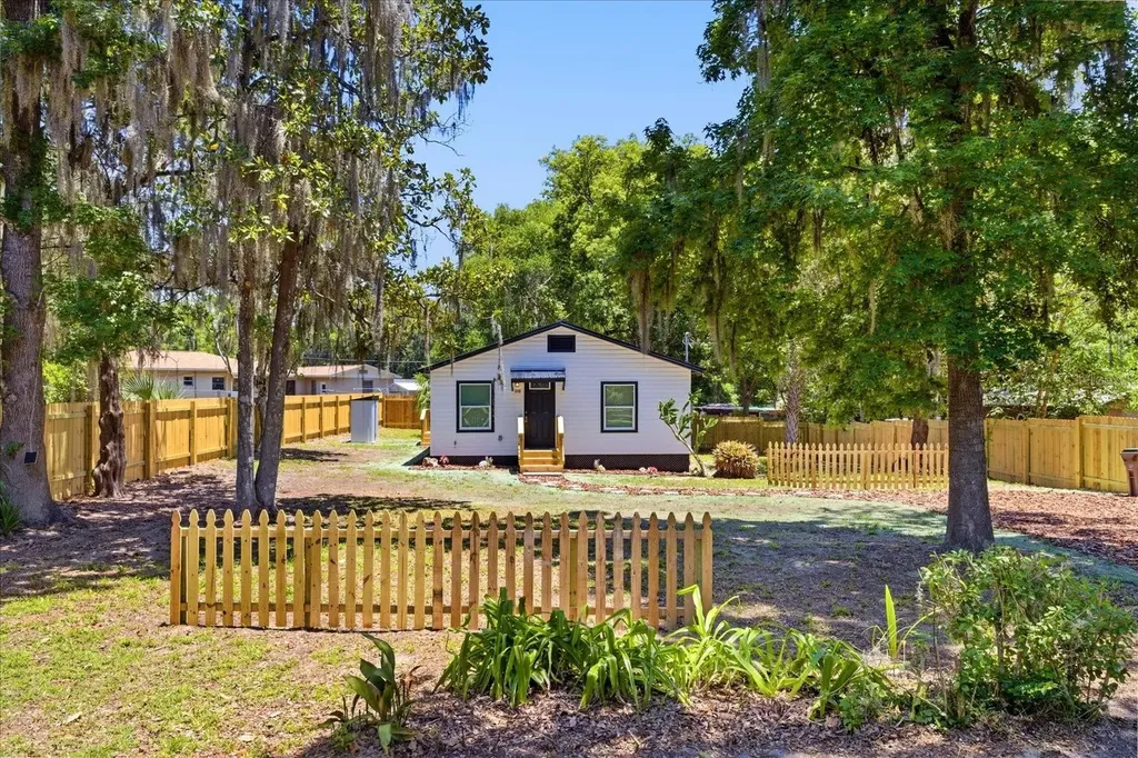 816 Woodland Avenue Leesburg FL 34748