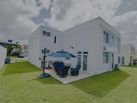 Calle Isleña Hacienda Paloma Luquillo PR 00773