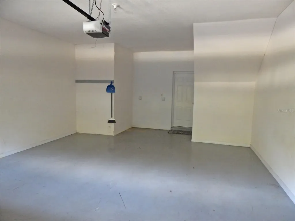 16411 Kingletridge Avenue Lithia FL 33547
