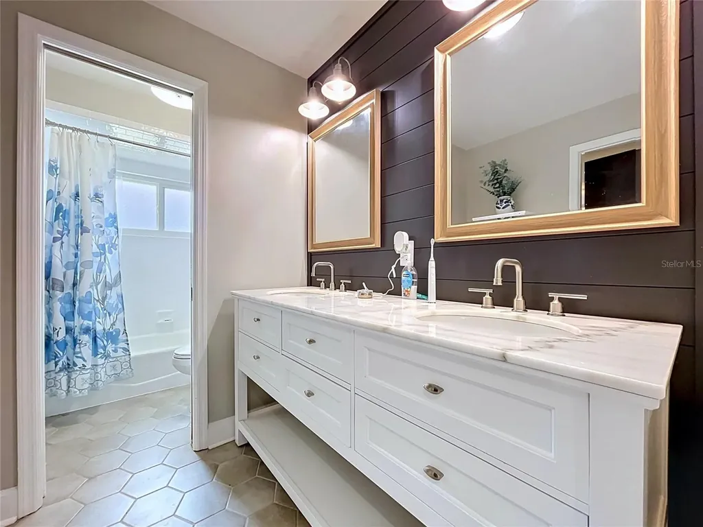 2210 Arbor Oaks Drive Valrico FL 33594
