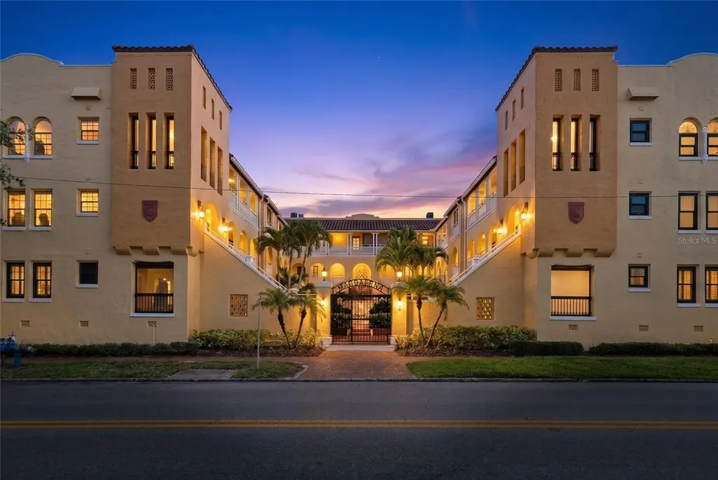 210 22nd Avenue NE St Petersburg FL 33704