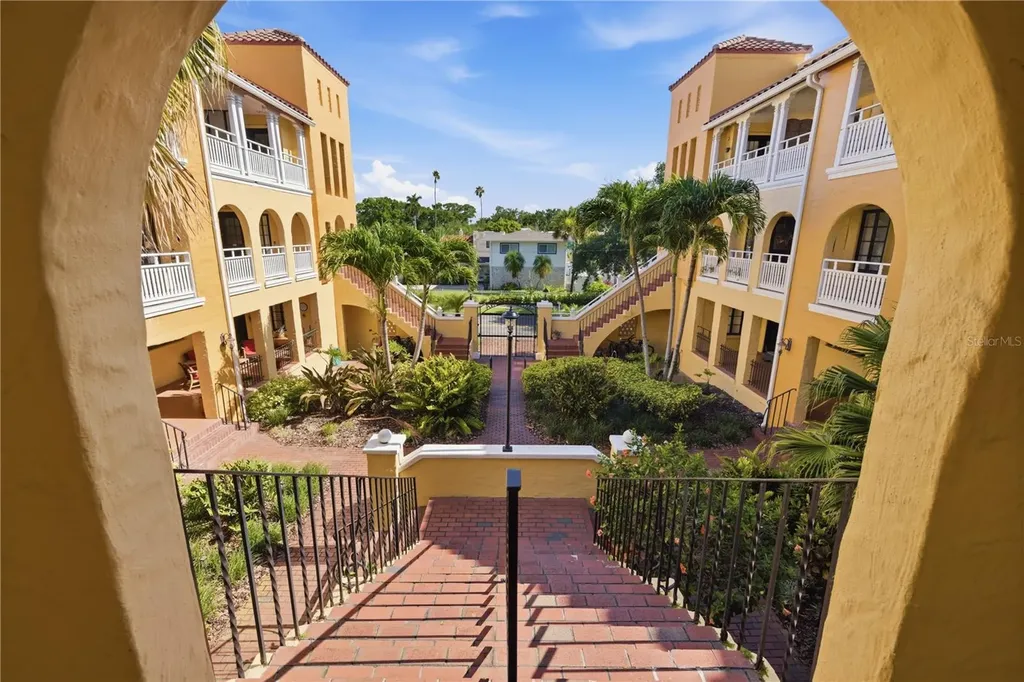 210 22nd Avenue NE St Petersburg FL 33704