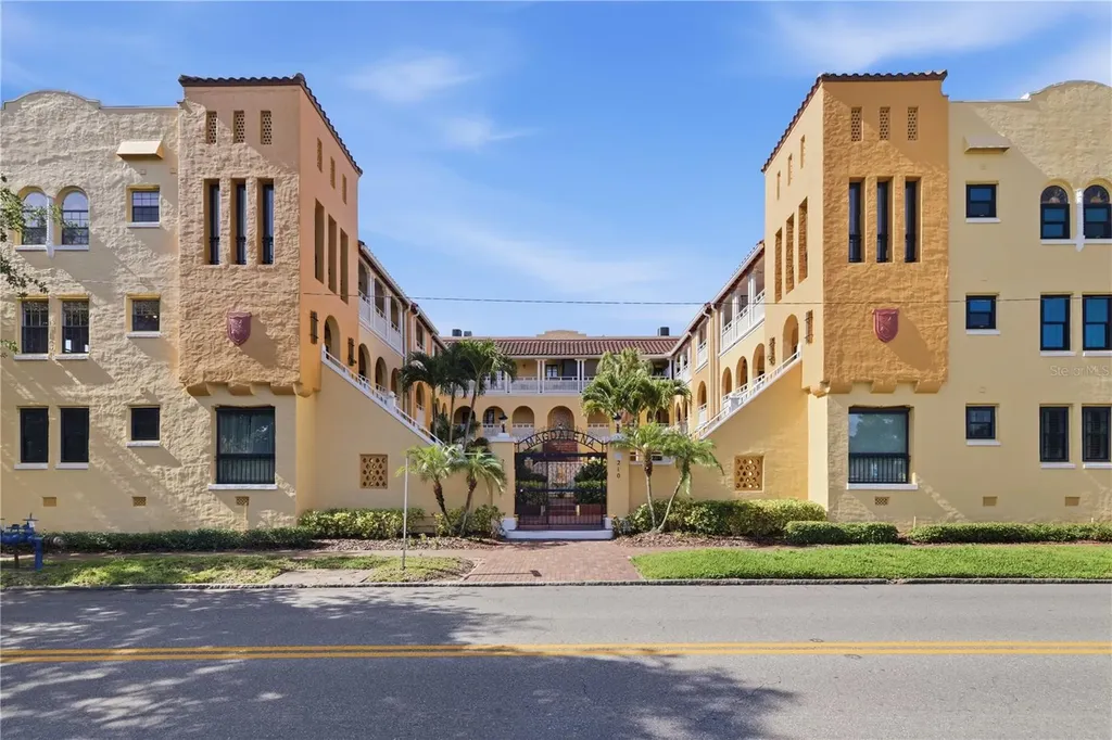 210 22nd Avenue NE St Petersburg FL 33704
