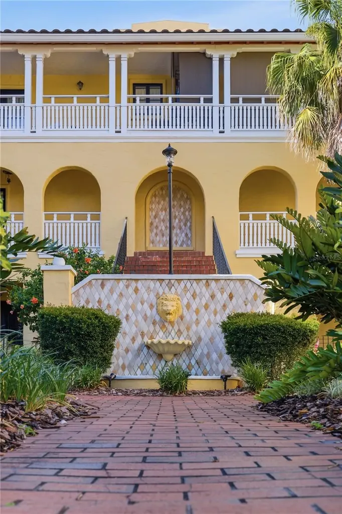 210 22nd Avenue NE St Petersburg FL 33704